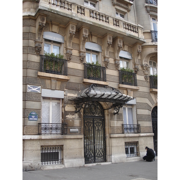 รูปถ่าย ฝรั่งเศส(France) ปารีส(Paris) คุ้มที่ 17 (17th Arrondissement) ปลาส  มาเลแอร์บ(Place Malesherbes) 2006-03 18