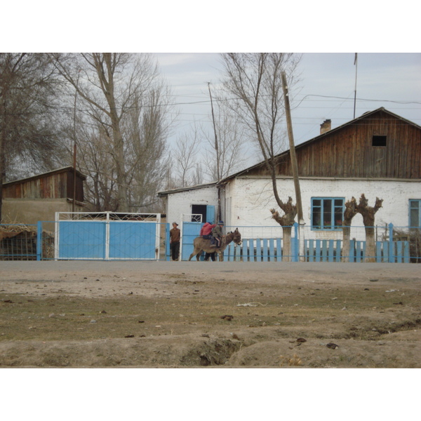 รูปถ่าย คาซัคสถาน(Kazakhstan) ถนนจากอัลมาตีไปหุบผาชารึน(Almaty to Charyn Canyon road) 2007-03 105