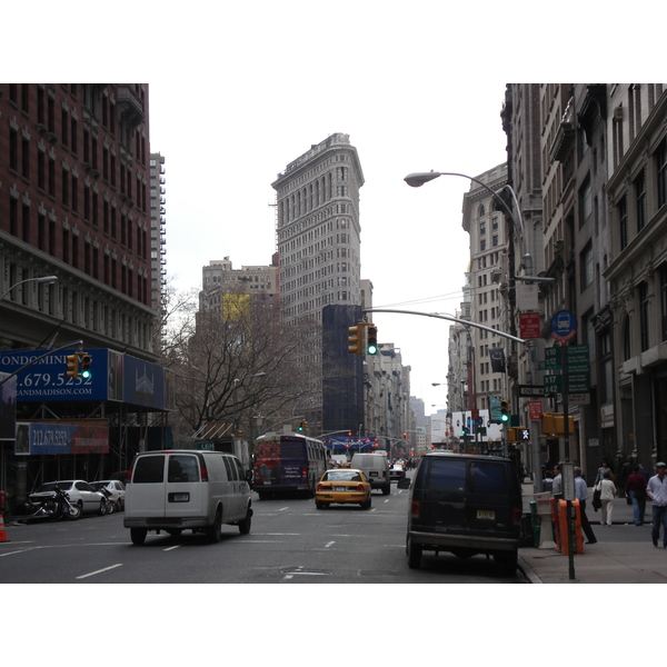 รูปถ่าย สหรัฐอเมริกา(United States) นิวยอร์ก(New York) ตามถนนฟิฟท์อเวนิว(down the 5th Avenue) 2006-03 45