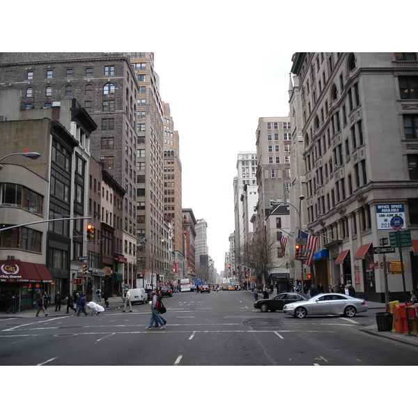รูปถ่าย สหรัฐอเมริกา(United States) นิวยอร์ก(New York) ตามถนนฟิฟท์อเวนิว(down the 5th Avenue) 2006-03 51