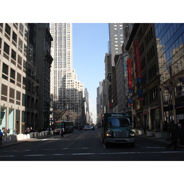 รูปถ่าย สหรัฐอเมริกา(United States) นิวยอร์ก(New York) ตามถนนฟิฟท์อเวนิว(down the 5th Avenue) 2006-03 23