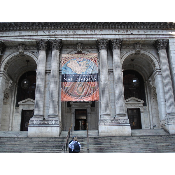 รูปถ่าย สหรัฐอเมริกา(United States) นิวยอร์ก(New York) ตามถนนฟิฟท์อเวนิว(down the 5th Avenue) 2006-03 24