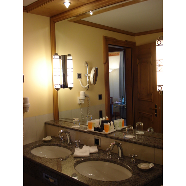 รูปถ่าย สวิสเซอร์แลนด์(Switzerland) ปองเทรซีน่า(Pontresina) โรงแรมแกรนด์โครเนนโฮฟ(Grand Hotel Kronenhof) 2007-01 46