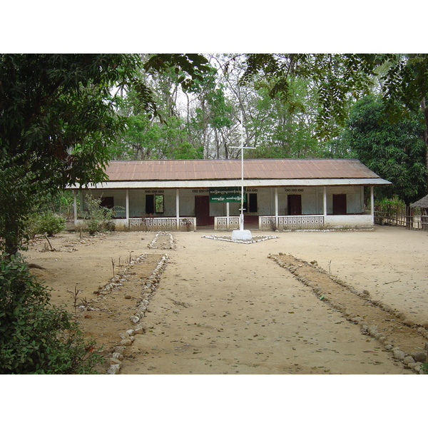 รูปถ่าย พม่า(Myanmar) ถนนจากทวายไปหาดหม่องมะกัน(Road from Dawei to Maungmagan beach) 2005-01 25
