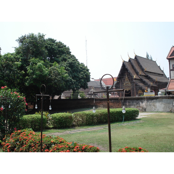 รูปถ่าย ไทย(Thailand) เชียงใหม่(Chiang Mai) ข้างในคุเมืองเชียงใหม่(Inside Canal) ราชดำเนิน (ถนนคนเดิน)(Rad Cha Dom Nurn (Walking Street)) 2006-04 39