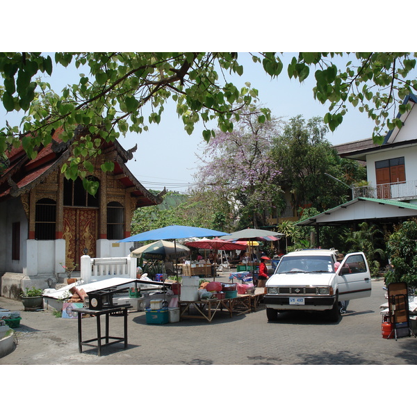 รูปถ่าย ไทย(Thailand) เชียงใหม่(Chiang Mai) ข้างในคุเมืองเชียงใหม่(Inside Canal) ราชดำเนิน (ถนนคนเดิน)(Rad Cha Dom Nurn (Walking Street)) 2006-04 19