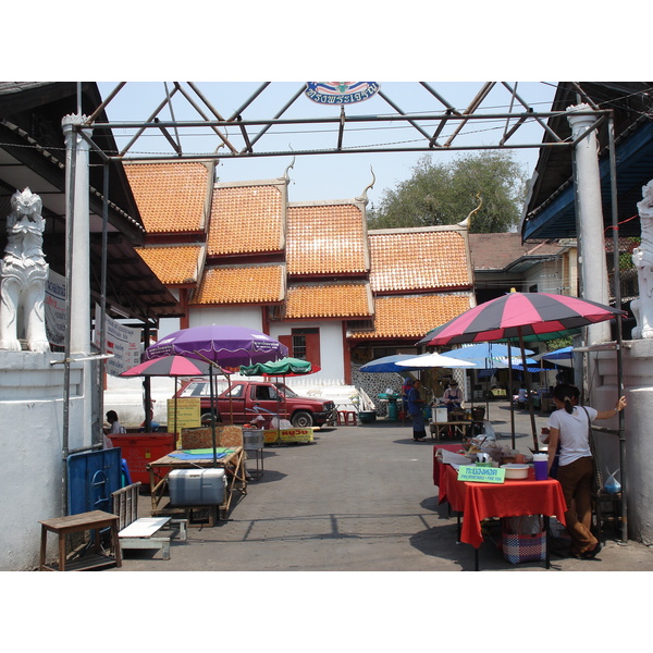 รูปถ่าย ไทย(Thailand) เชียงใหม่(Chiang Mai) ข้างในคุเมืองเชียงใหม่(Inside Canal) ราชดำเนิน (ถนนคนเดิน)(Rad Cha Dom Nurn (Walking Street)) 2006-04 14