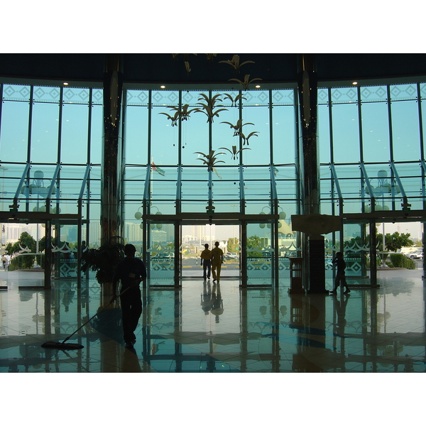 รูปถ่าย สหรัฐอาหรับเอมิเรตส์(United Arab Emirates) อาบูดาบี(Abu Dhabi) มารีนามอลล์(Marina Mall) 2005-09 22