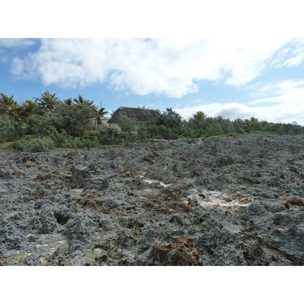 รูปถ่าย นิวแคลิโดเนีย(New Caledonia) เกาะลีฟู(Lifou) หน้าผาโซเดร(Xodre Cliffs) 2010-05 24