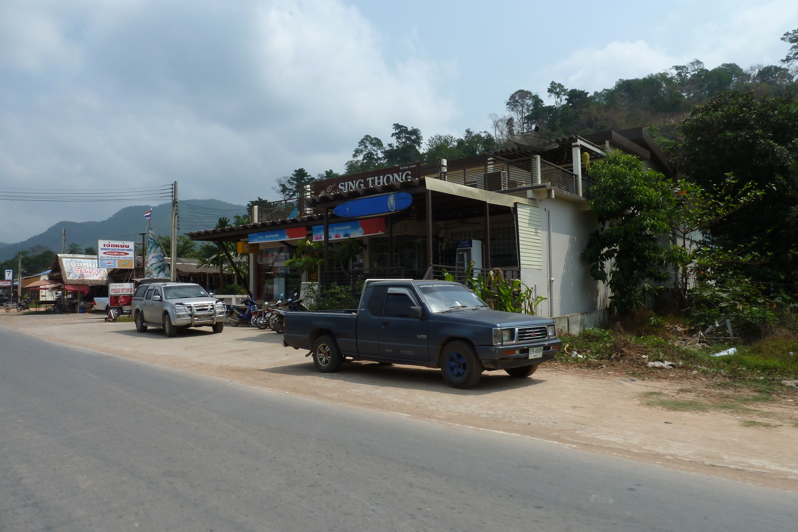รูปถ่าย ไทย(Thailand) เกาะช้าง(Ko Chang) ถนนบนเกาะ(Island road) 2011-02 43