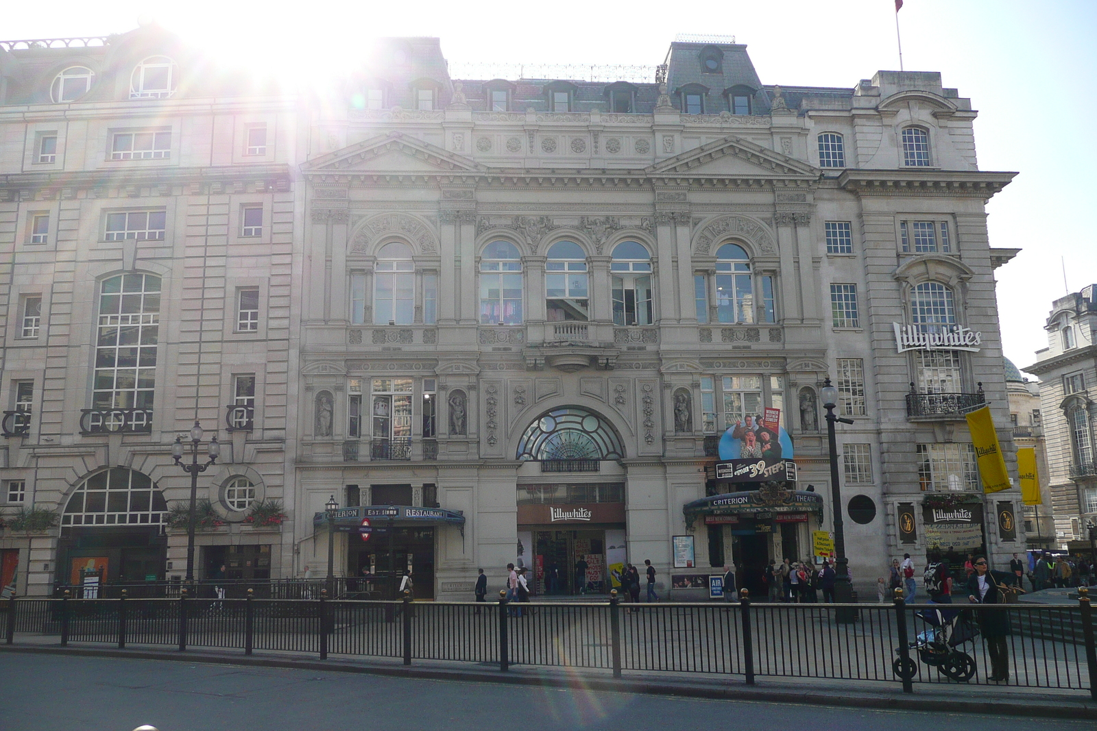 รูปถ่าย อังกฤษ(United Kingdom) ลอนดอน(London) ถนนแชฟตส์เบอรี(Shaftesbury Avenue) 2007-09 79