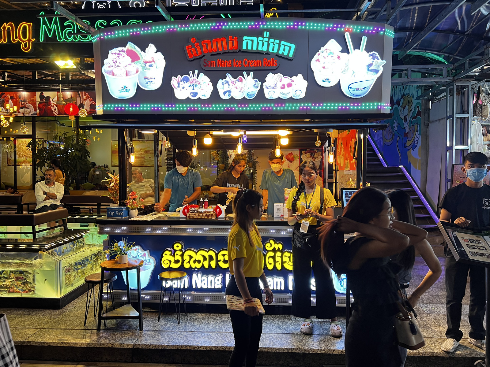 รูปถ่าย กัมพูชา(Cambodia) เสียมราฐ(Siem Reap) ถนนผับสตรีท(Pub Street) 2023-01 21