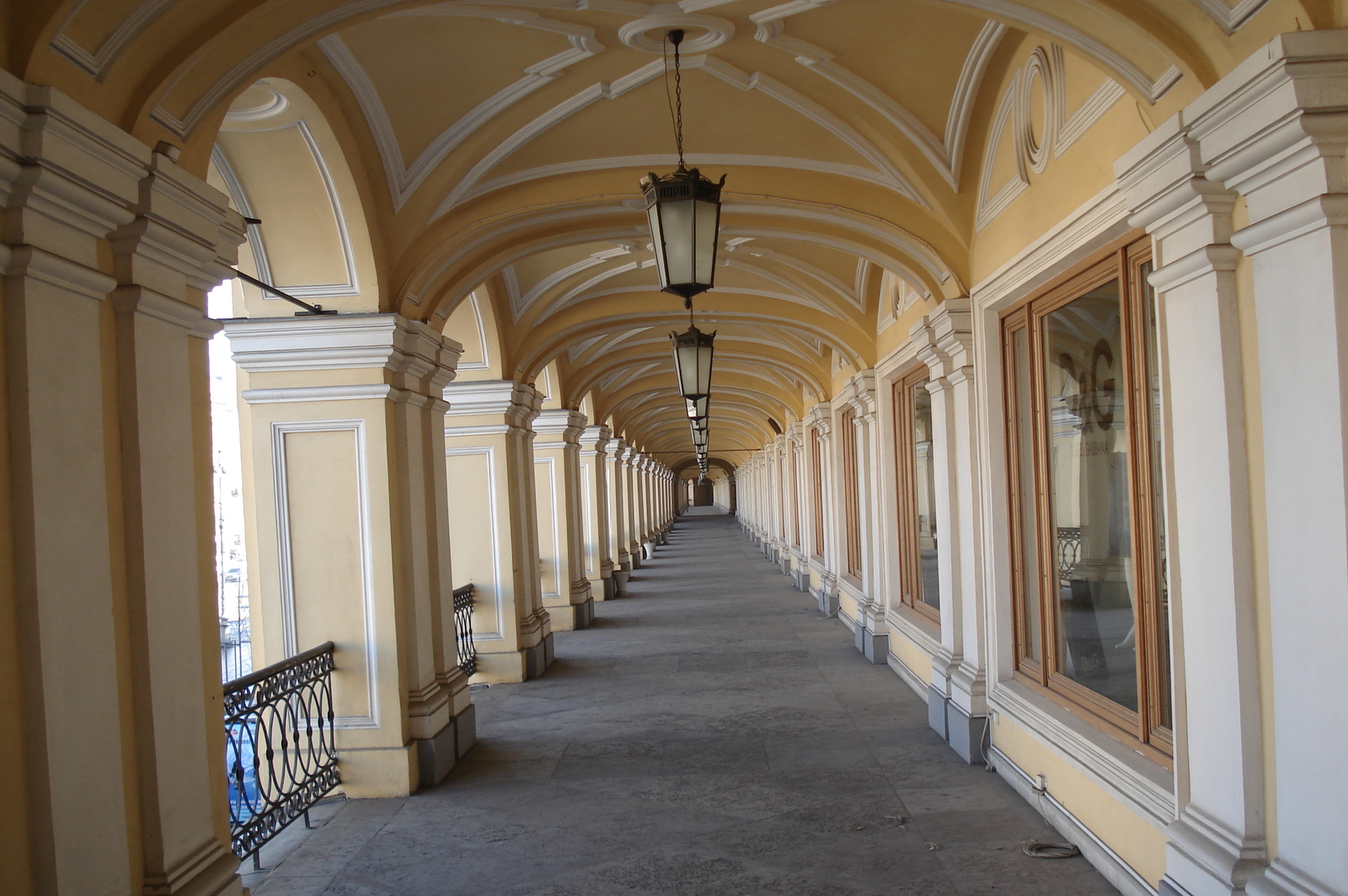 รูปถ่าย รัสเซีย(Russia) เซนต์ปีเตอร์สเบิร์ก(St Petersburg) ห้างสรรพสินค้าเนฟสกี(Nevsky Departement Store) 2006-03 3