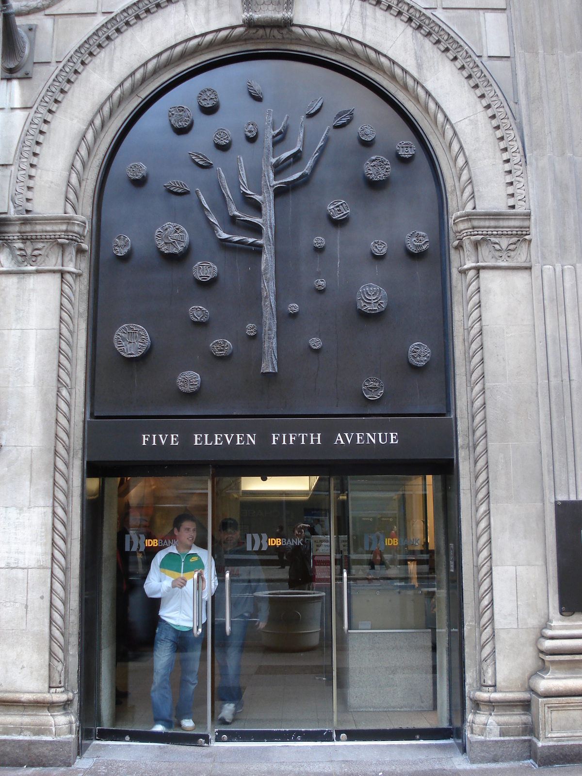 รูปถ่าย สหรัฐอเมริกา(United States) นิวยอร์ก(New York) ตามถนนฟิฟท์อเวนิว(down the 5th Avenue) 2006-03 18
