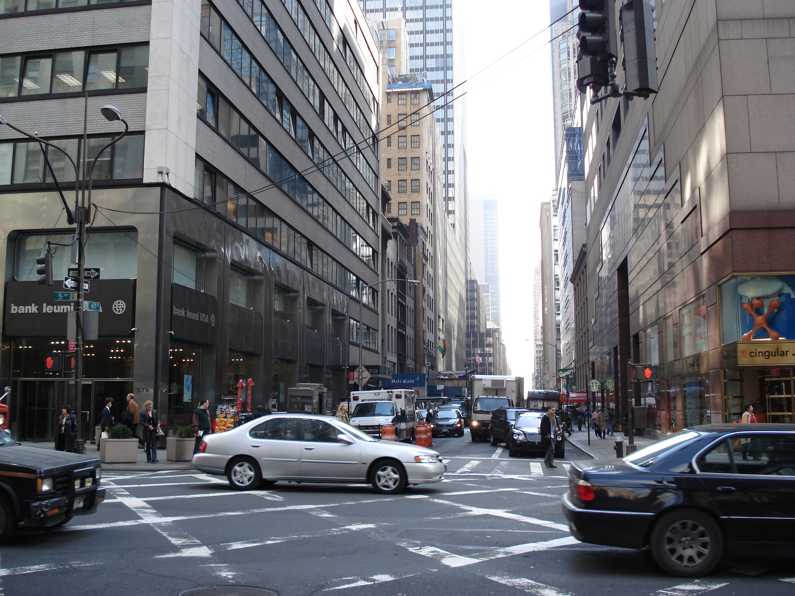 รูปถ่าย สหรัฐอเมริกา(United States) นิวยอร์ก(New York) ตามถนนฟิฟท์อเวนิว(down the 5th Avenue) 2006-03 9