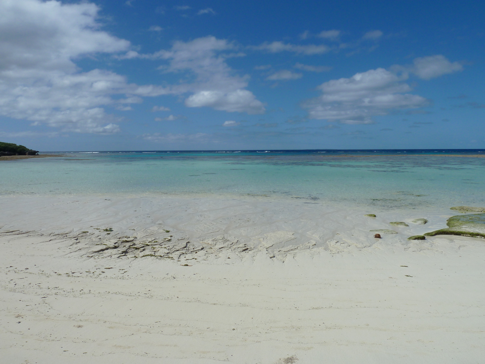 รูปถ่าย นิวแคลิโดเนีย(New Caledonia) เกาะลีฟู(Lifou) หมู่บ้านมู(Mu) 2010-05 3