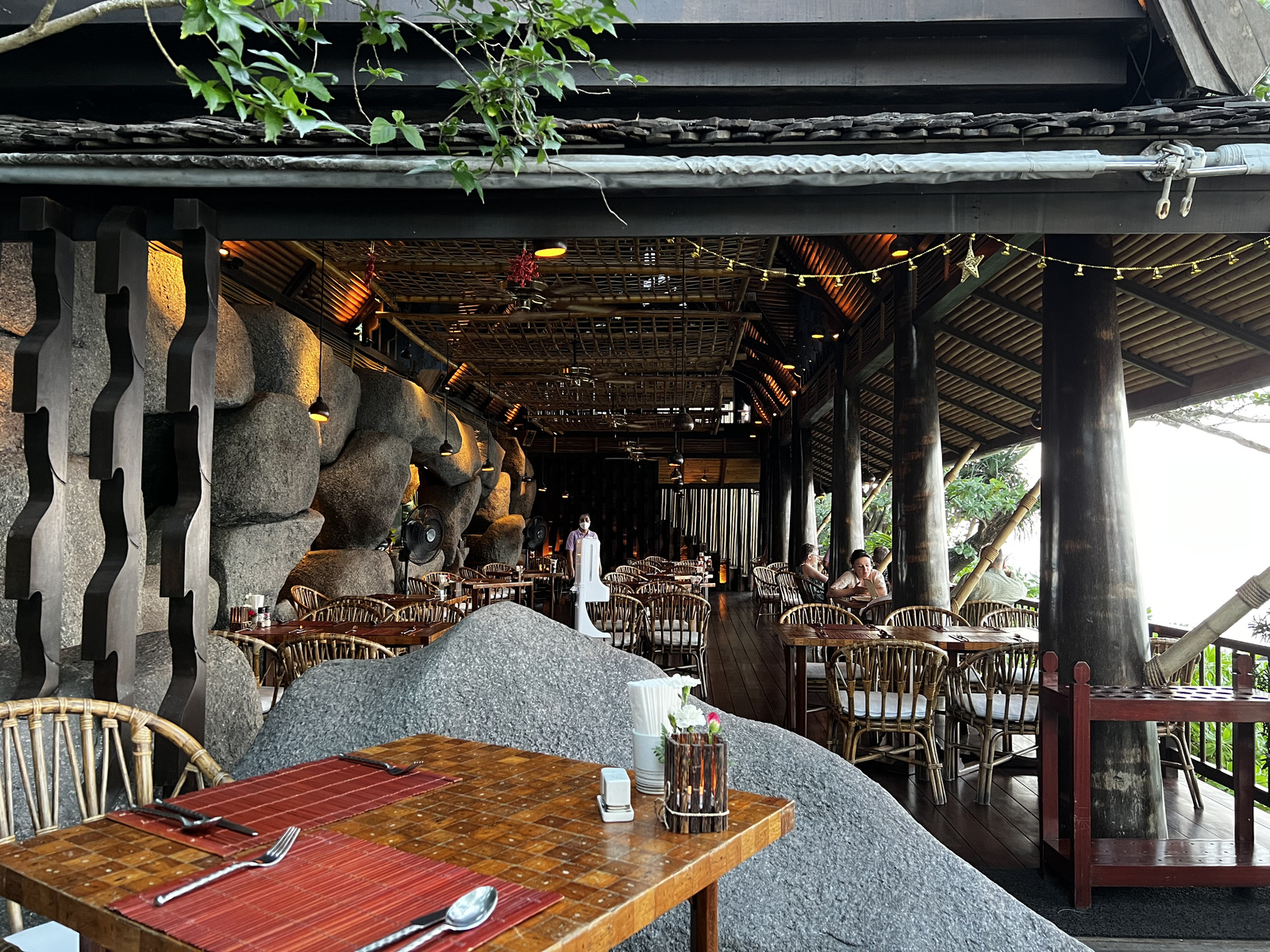 รูปถ่าย ไทย(Thailand) ภูเก็ต(Phuket) หาดกะรน(Karon Beach) ร้านอาหารออนเดอะร็อก(On the rock Restaurant) 2021-12 65
