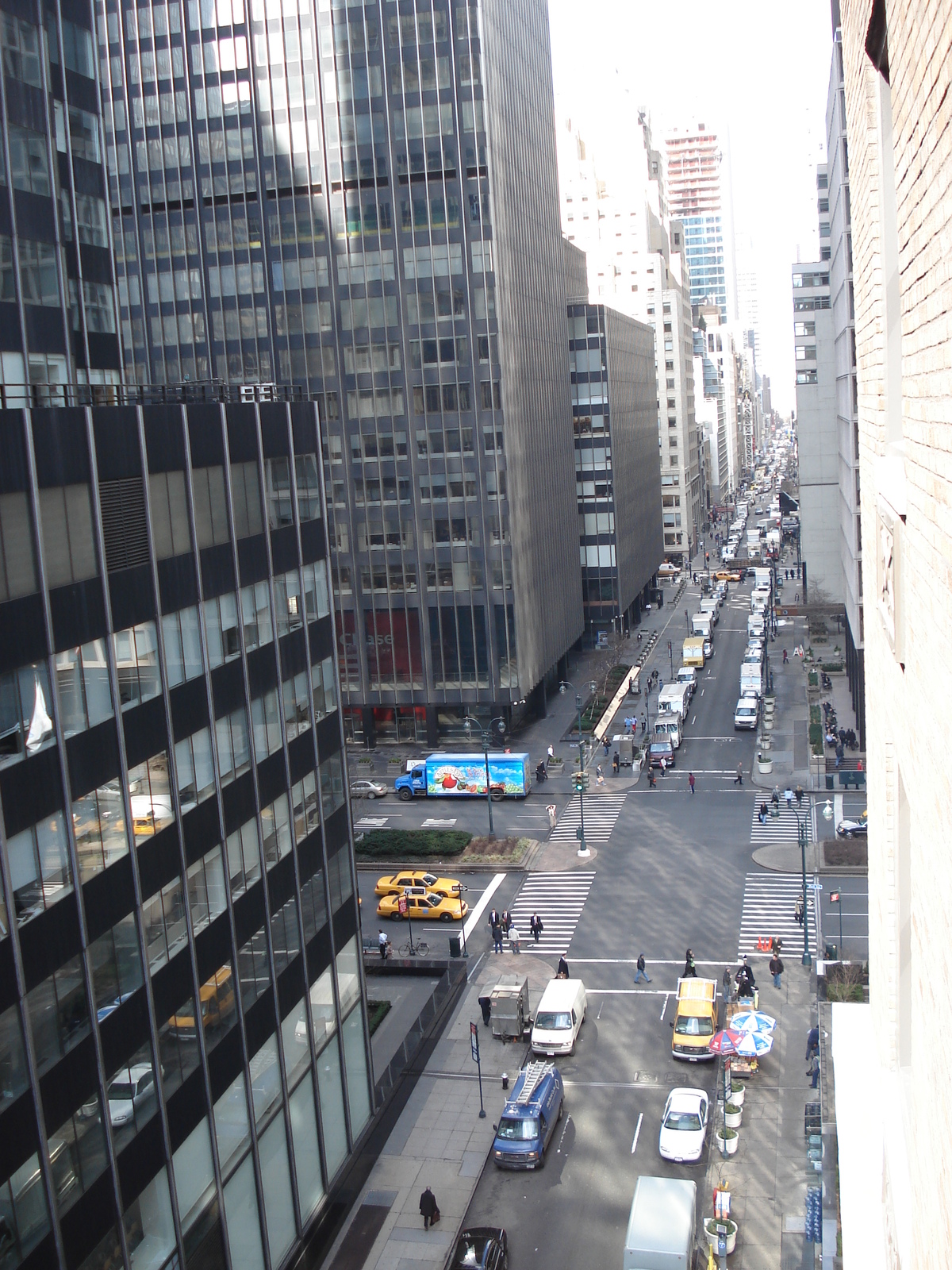รูปถ่าย สหรัฐอเมริกา(United States) นิวยอร์ก(New York) ตามถนนฟิฟท์อเวนิว(down the 5th Avenue) 2006-03 8