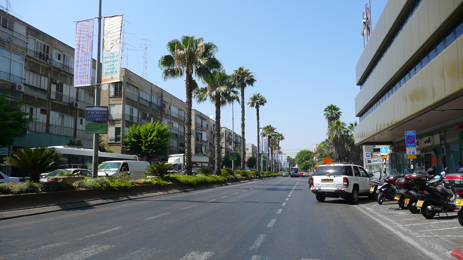 รูปถ่าย อิสราเอล(Israel) เทลอาวีฟ(Tel Aviv) ถนนอิบน์กบีรอล(Ibn Gvirol Street) 2007-06 2