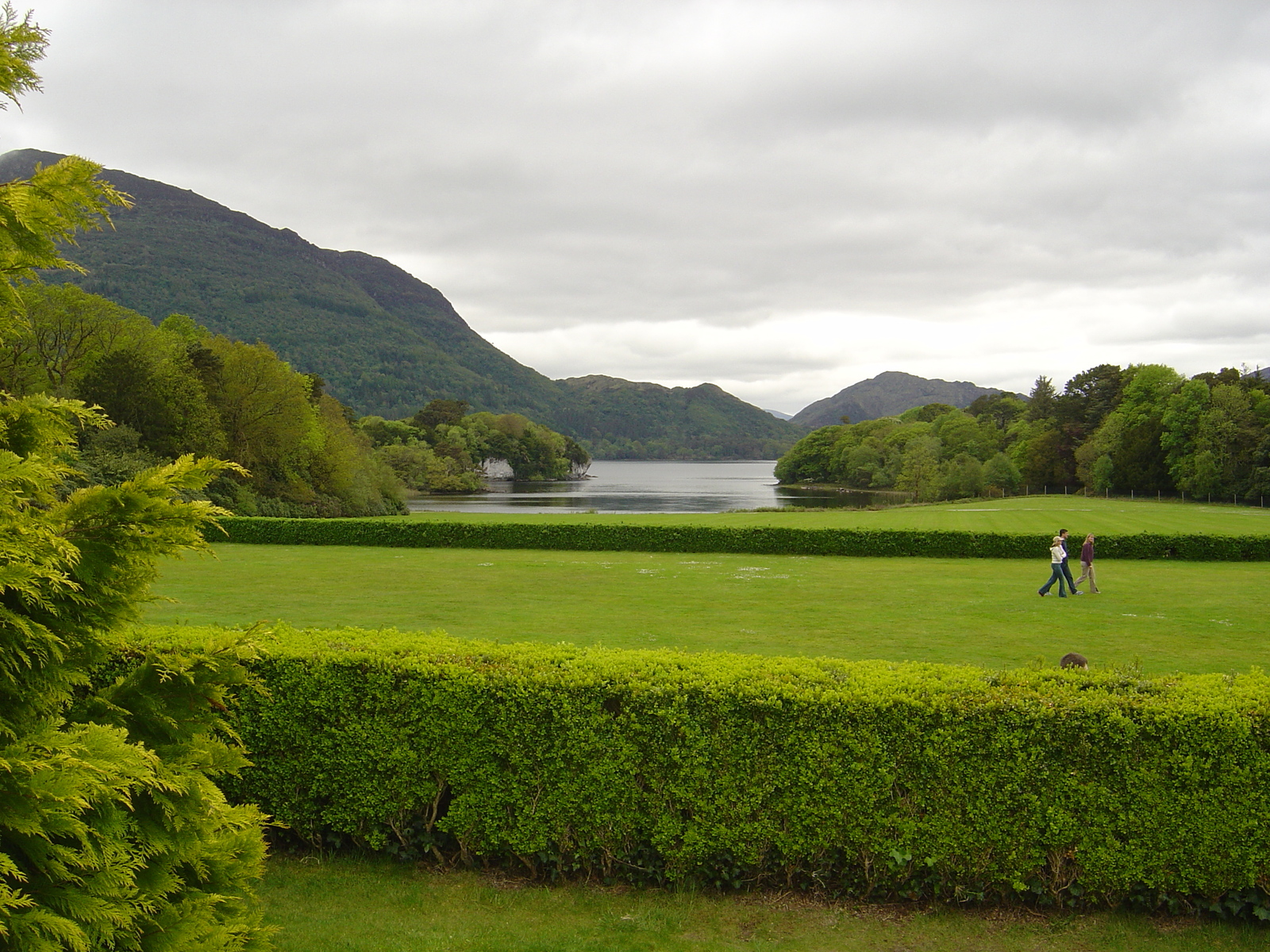 รูปถ่าย ไอร์แลนด์(Ireland) เคอร์รี่(Kerry) สวนสาธารณะคิลลาร์นีย์เนชั่นเนล(Killarney National Park) บ้านมัครอส(Muckross House) 2004-05 28