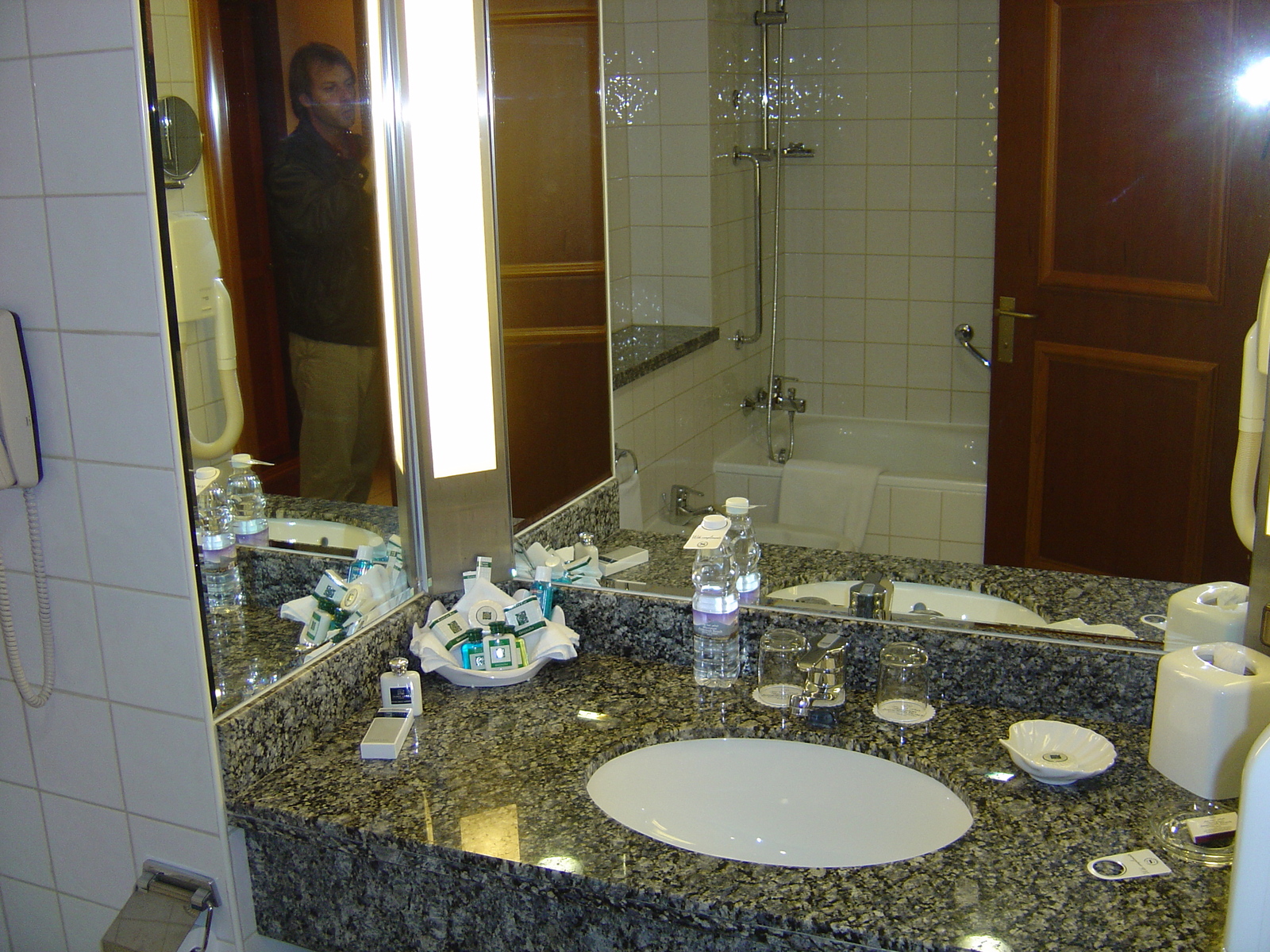 รูปถ่าย สหรัฐอาหรับเอมิเรตส์(United Arab Emirates) ดูไบ(Dubai) โรงแรมเชอราตัน จุมัยเราะห์บีช(Sheraton Jumeirah Beach Hotel) 2005-03 34