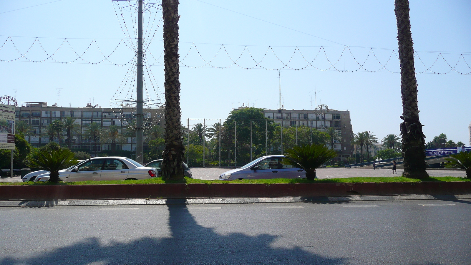 รูปถ่าย อิสราเอล(Israel) เทลอาวีฟ(Tel Aviv) ถนนอิบน์กบีรอล(Ibn Gvirol Street) 2007-06 14