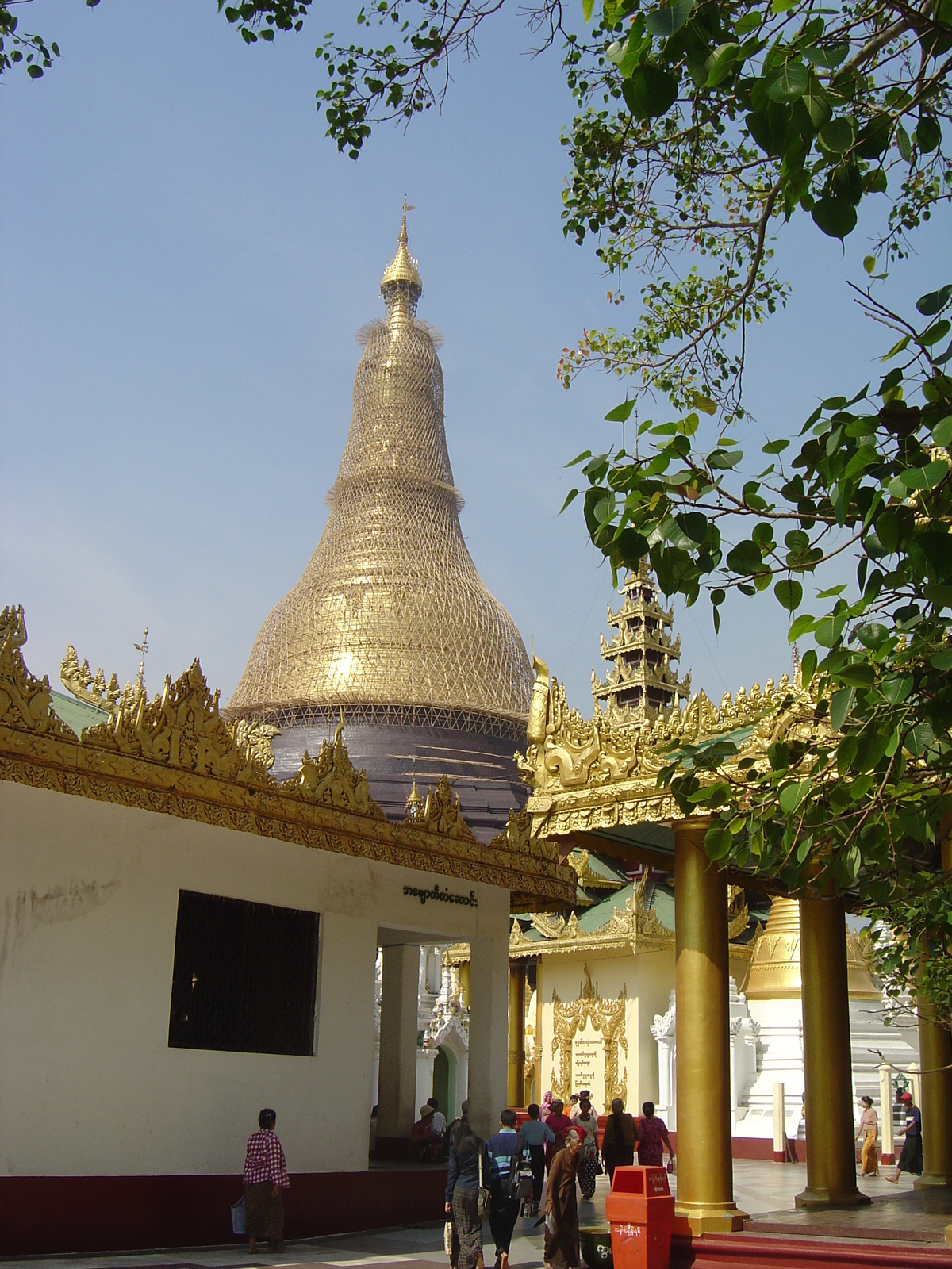 รูปถ่าย พม่า(Myanmar) ย่างกุ้ง(Yangon) พระมหาเจดีย์ชเวกากอง(Shwedagon Pagoda) 2005-01 55