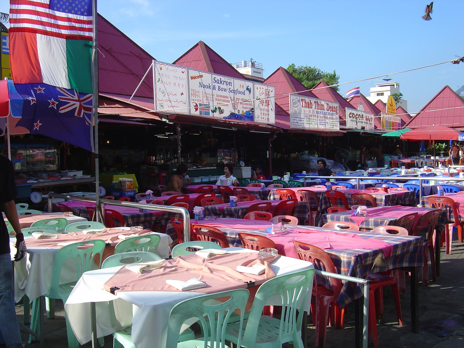 รูปถ่าย ไทย(Thailand) ภูเก็ต(Phuket) ป่าตอง(Patong) ถนนสาย 2(2nd Road) 2005-12 11