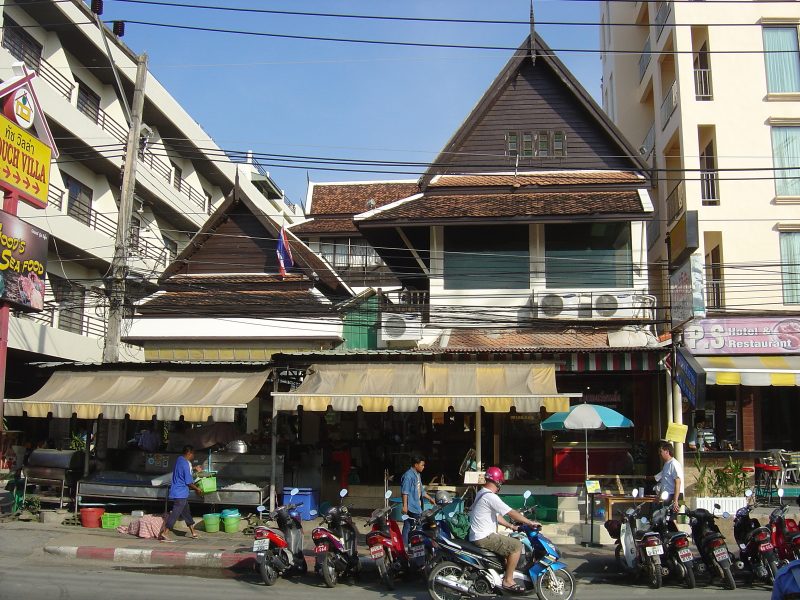 รูปถ่าย ไทย(Thailand) ภูเก็ต(Phuket) ป่าตอง(Patong) ถนนสาย 2(2nd Road) 2005-12 25