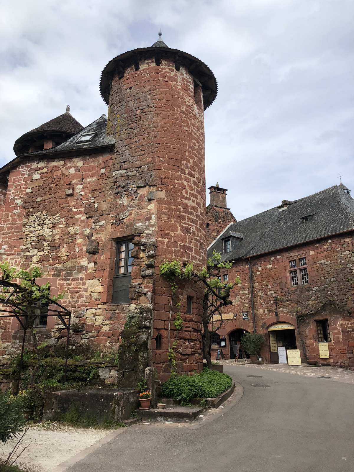 รูปถ่าย ฝรั่งเศส(France) กอลงฌ์-ลา-รูฌ(Collonges la Rouge) 2018-04 81