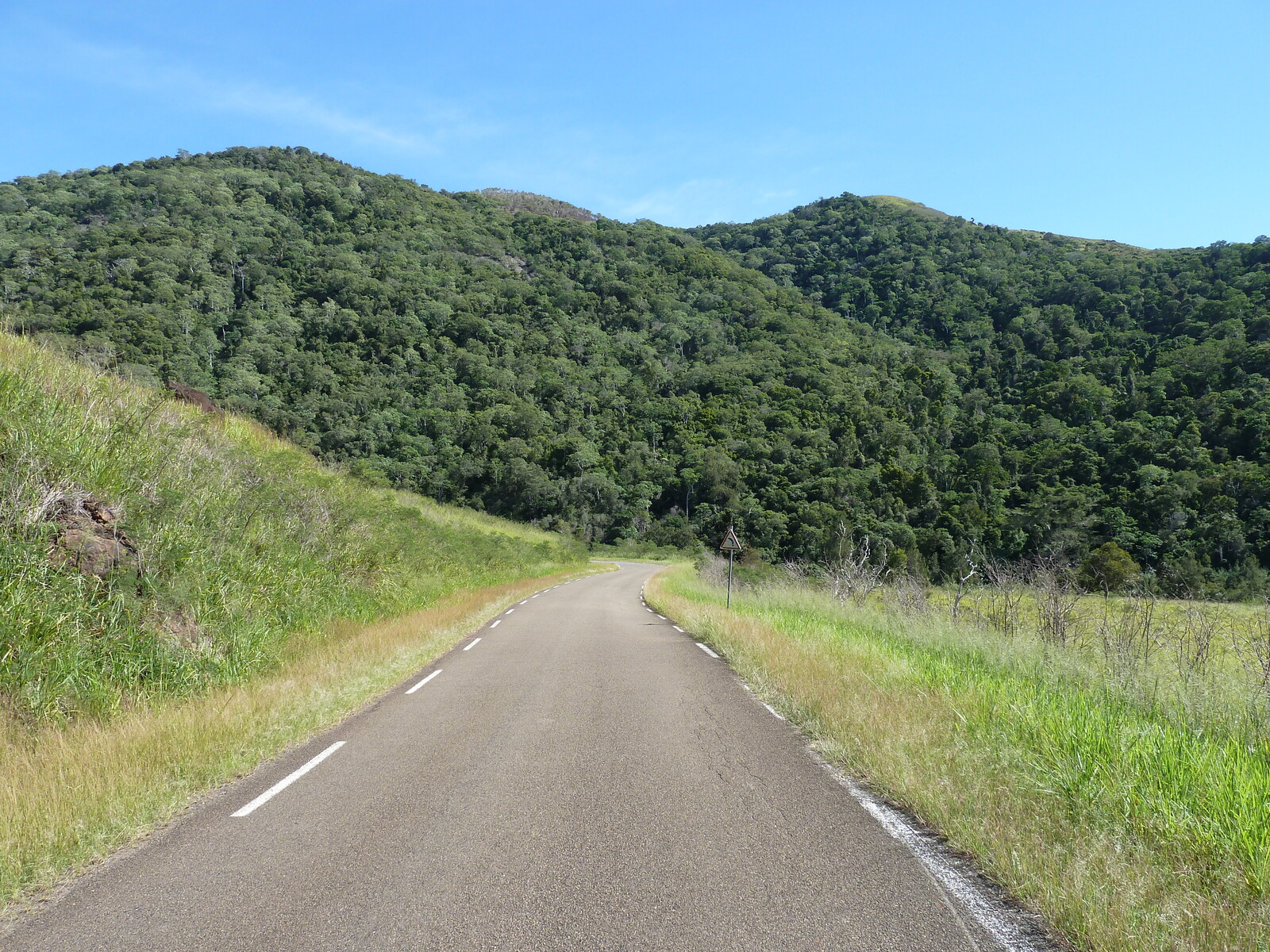 รูปถ่าย นิวแคลิโดเนีย(New Caledonia) ถนนจากตงตูตาไปทีโอ(Tontouta to Thio road) 2010-05 5