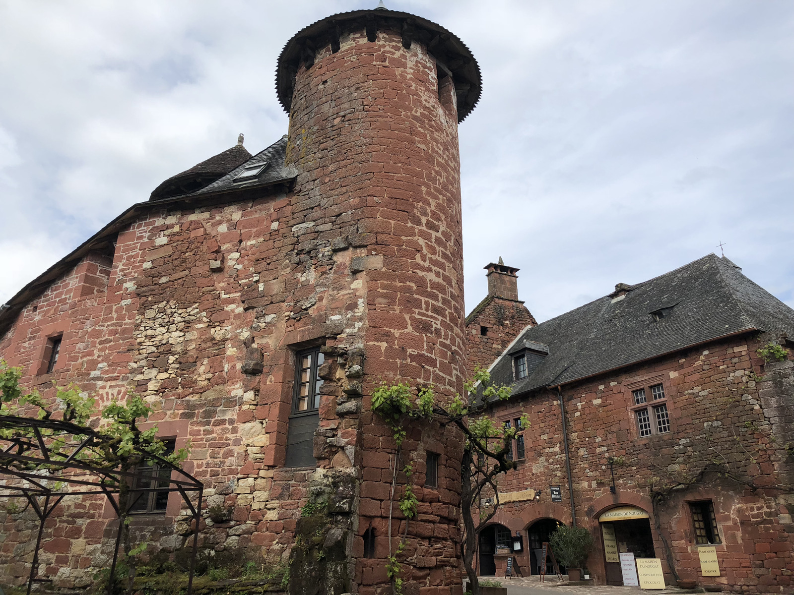 รูปถ่าย ฝรั่งเศส(France) กอลงฌ์-ลา-รูฌ(Collonges la Rouge) 2018-04 91