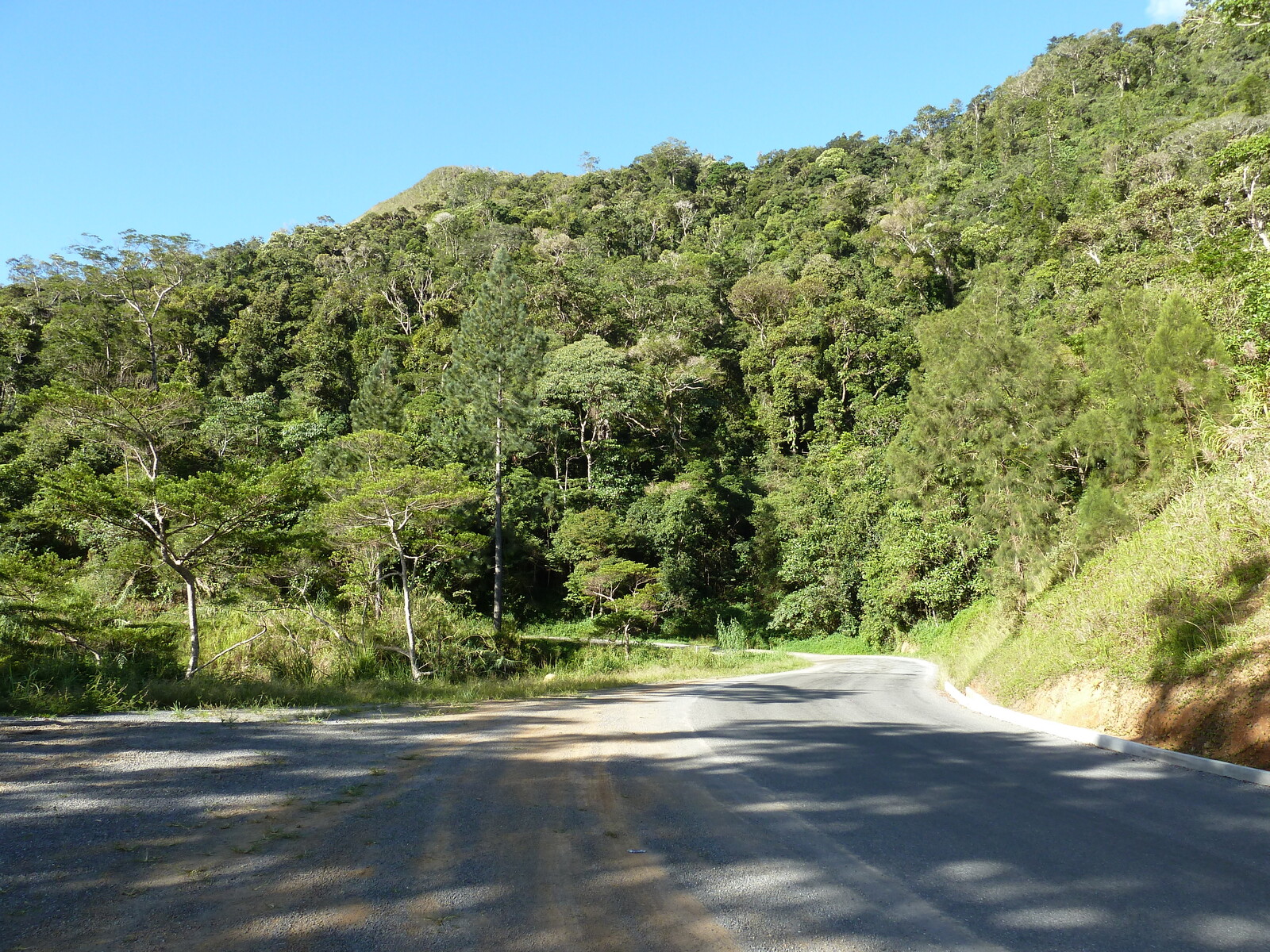 รูปถ่าย นิวแคลิโดเนีย(New Caledonia) ถนนจากกานาลาไปลาฟัว(Canala to La Foa road) 2010-05 62