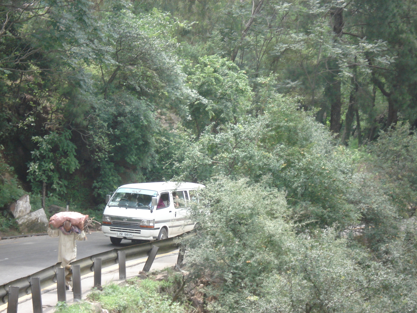 รูปถ่าย ปากีสถาน(Pakistan) ถนนจากอิสลามาบัดไปมัรรี(Islamabad to Murree road) 2006-08 18