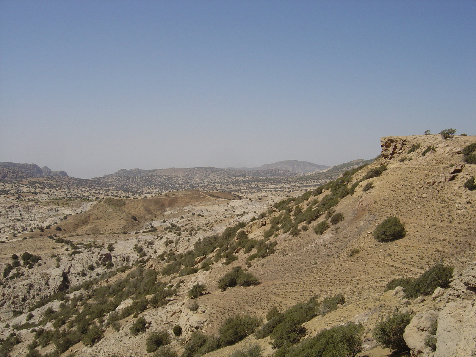 รูปถ่าย จอร์แดน(Jordan) ถนนจากเปตราไปดานา(Petra to Dana road) 2004-10 3