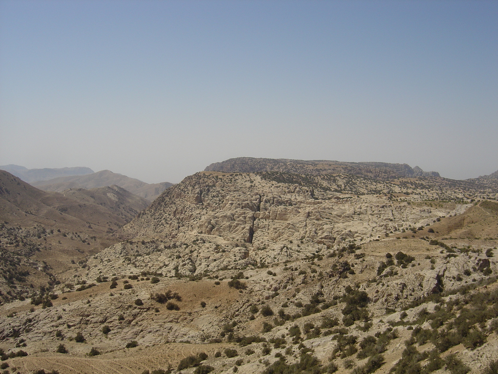รูปถ่าย จอร์แดน(Jordan) ถนนจากเปตราไปดานา(Petra to Dana road) 2004-10 2