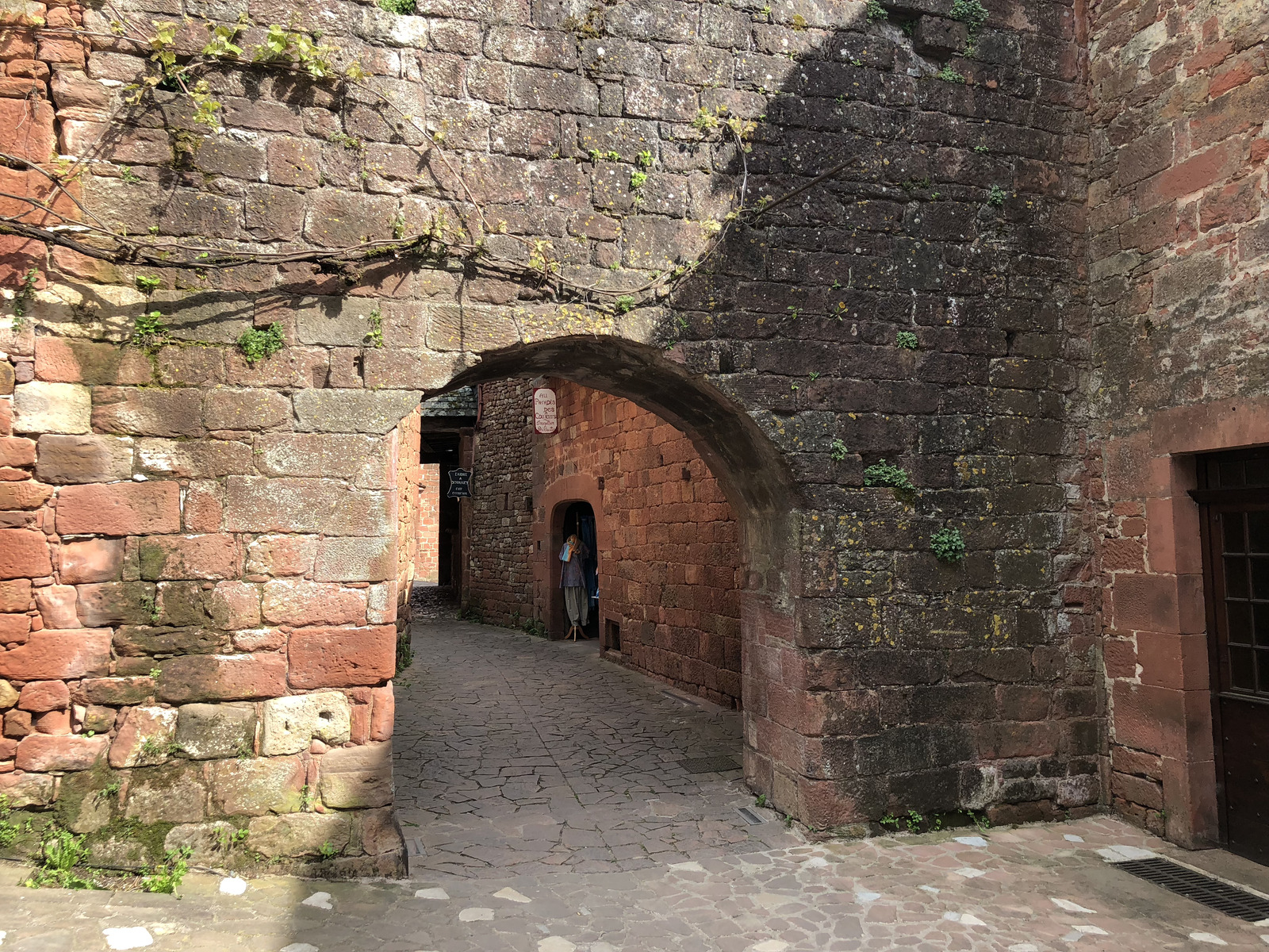 รูปถ่าย ฝรั่งเศส(France) กอลงฌ์-ลา-รูฌ(Collonges la Rouge) 2018-04 103
