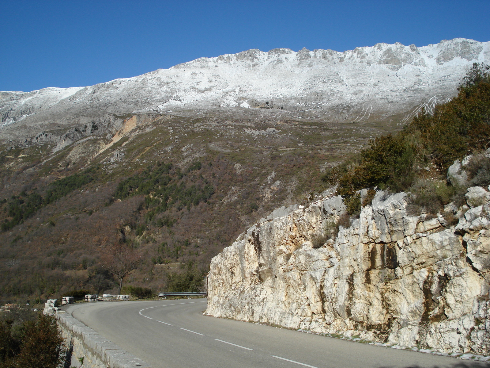 รูปถ่าย ฝรั่งเศส(France) ถนนจากกูร์เซกูลไปเกรโอลีแยร์-เล-เนจ(Coursegoule to Greolieres les neiges road) 2007-01 79