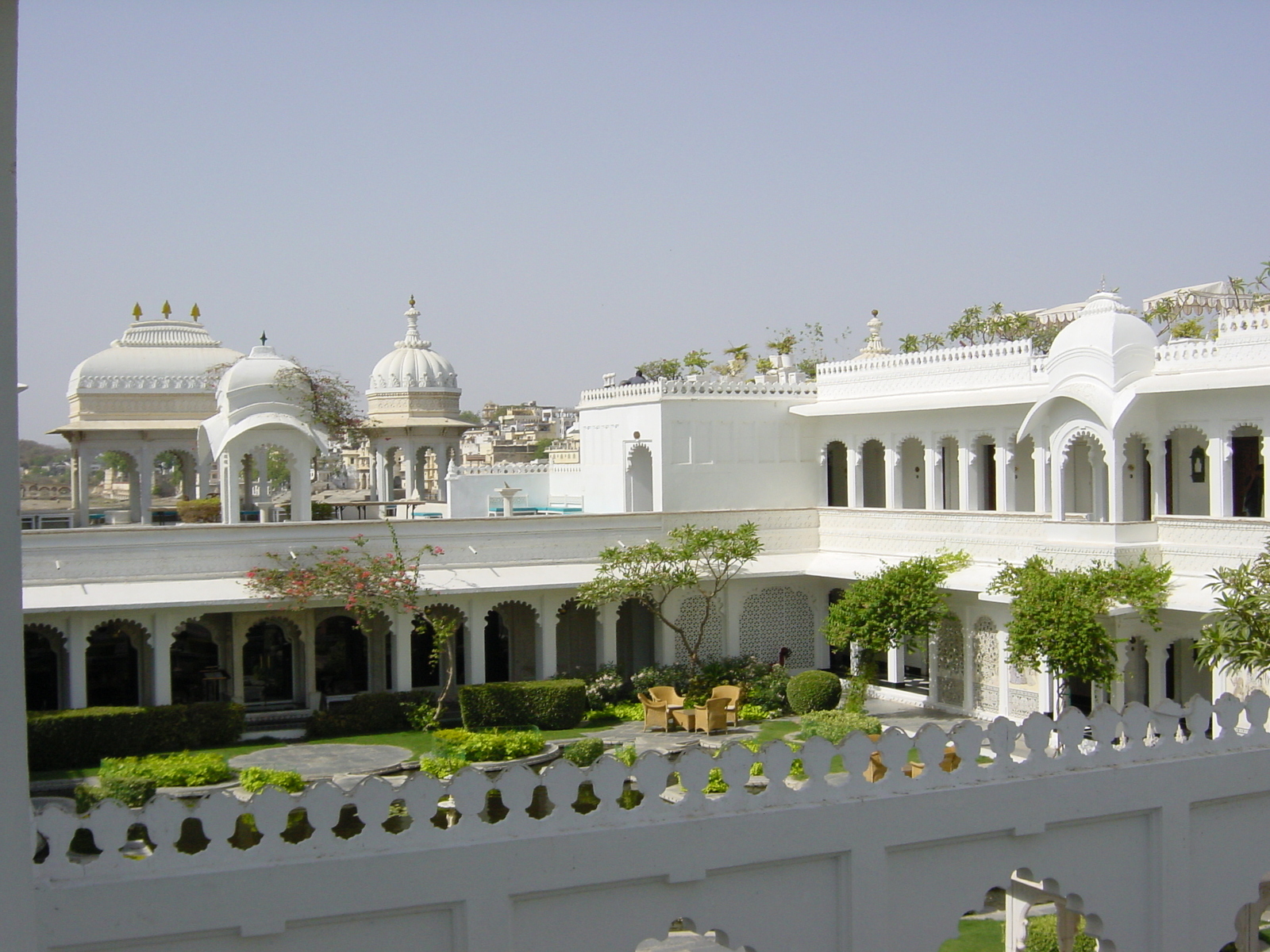 รูปถ่าย อินเดีย(India) อูไดปูร์(Udaipur) โรงแรมเลคพาเลซ(Lake Palace Hotel) 2003-05 27