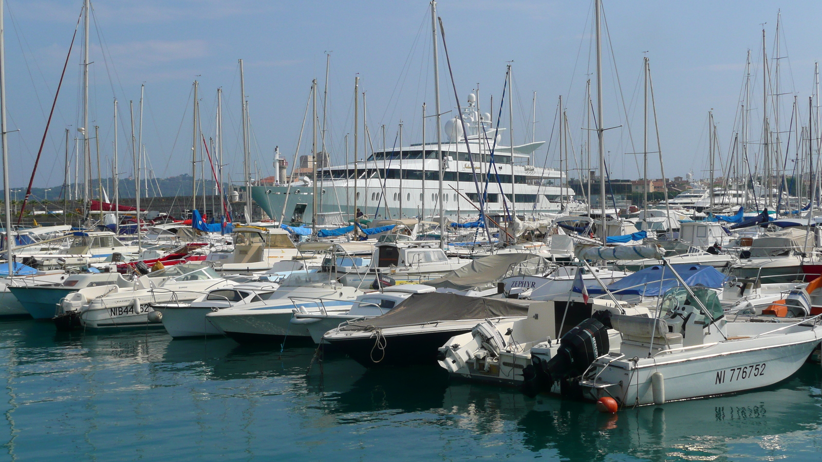 รูปถ่าย ฝรั่งเศส(France) อองทีป(Antibes) ท่าเรือโวบ็อง(Port Vauban) 2007-07 3