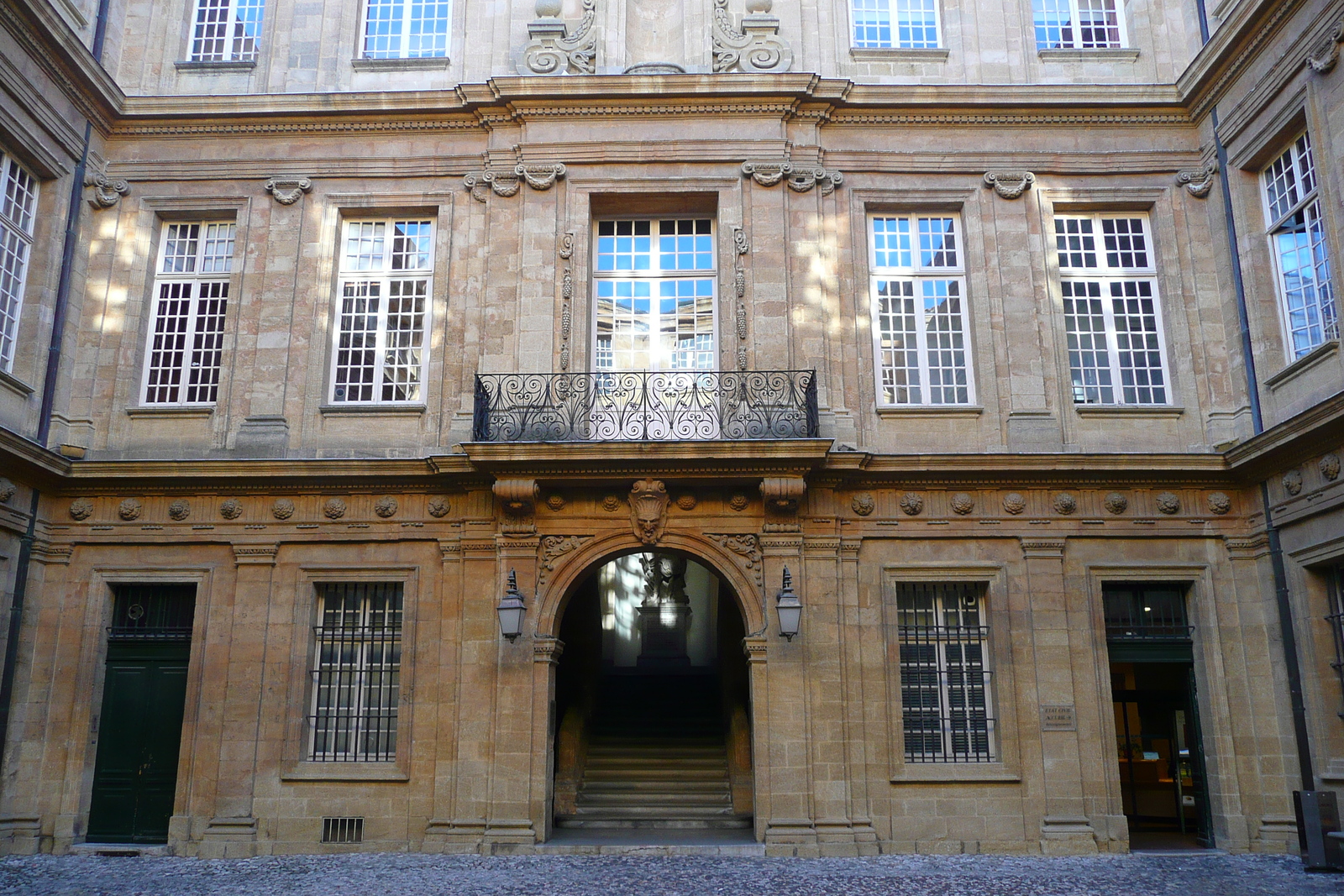 รูปถ่าย ฝรั่งเศส(France) แอ็กซ์-อ็อง-โพรว็องส์(Aix en Provence) ศาลาว่าการเมืองแอ็กซ์(Aix Town Hall) 2008-04 9