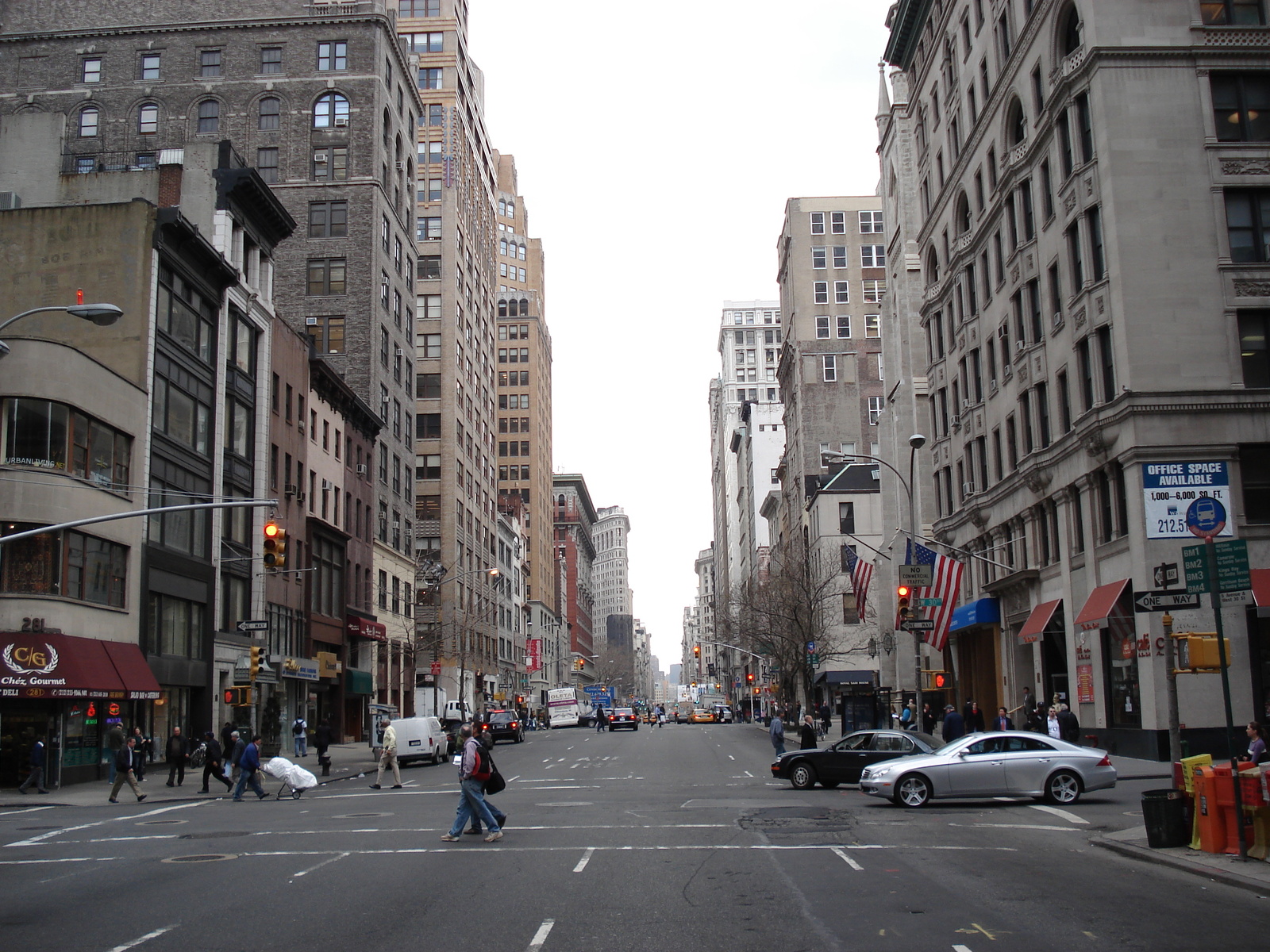 รูปถ่าย สหรัฐอเมริกา(United States) นิวยอร์ก(New York) ตามถนนฟิฟท์อเวนิว(down the 5th Avenue) 2006-03 51