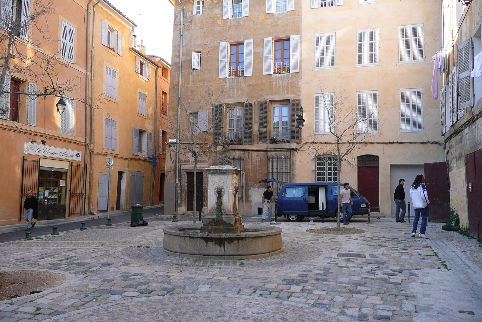 รูปถ่าย ฝรั่งเศส(France) แอ็กซ์-อ็อง-โพรว็องส์(Aix en Provence) ลานฟอรุมเดการ์เดอร์(Forum des Cardeurs) 2008-04 16