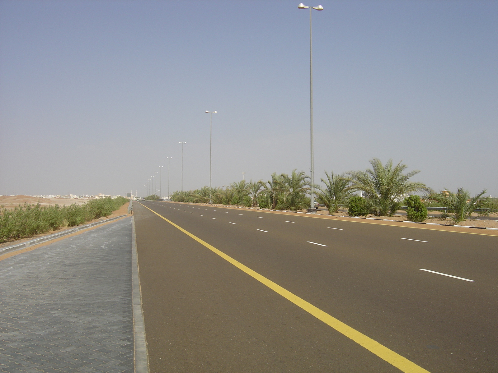 รูปถ่าย สหรัฐอาหรับเอมิเรตส์(United Arab Emirates) จากอัลเลอินไปถนนอาบูดาบี(Al Ain to Abu Dhabi Road) 2005-09 17