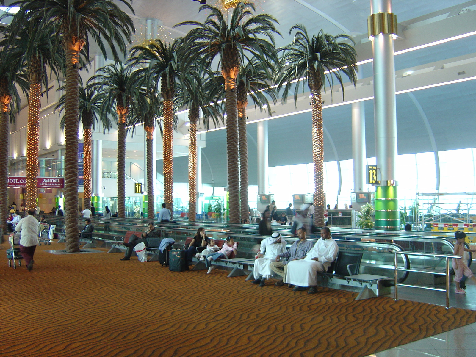 รูปถ่าย สหรัฐอาหรับเอมิเรตส์(United Arab Emirates) ดูไบ(Dubai) สนามบินดูไบ(Dubai International Airport) 2005-03 8
