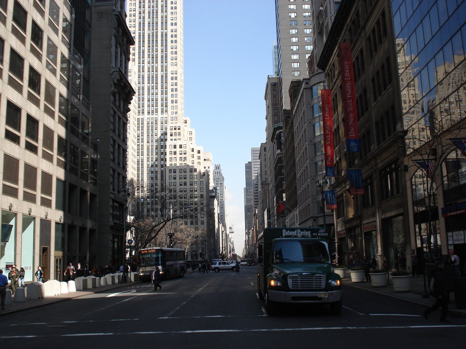 รูปถ่าย สหรัฐอเมริกา(United States) นิวยอร์ก(New York) ตามถนนฟิฟท์อเวนิว(down the 5th Avenue) 2006-03 23
