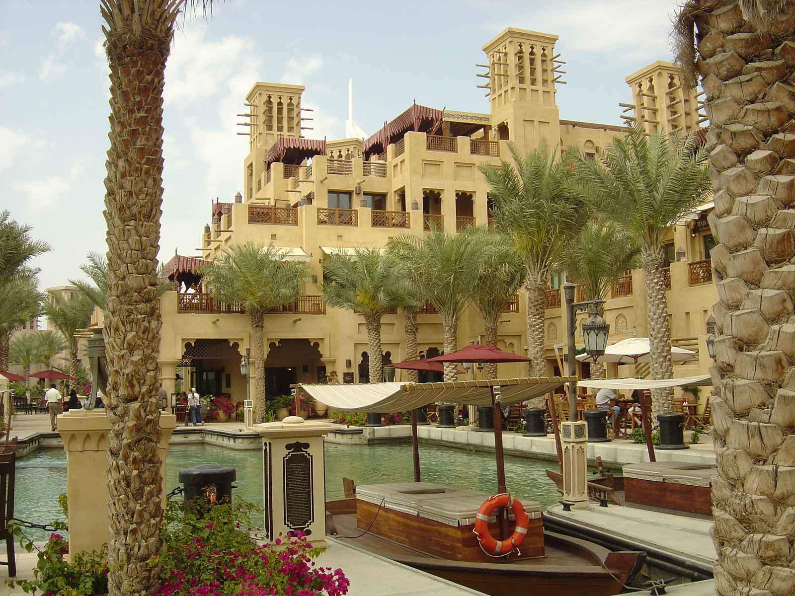 รูปถ่าย สหรัฐอาหรับเอมิเรตส์(United Arab Emirates) ดูไบ(Dubai) มะดีนัตจุมัยเราะห์(Medina Jumeirah) 2005-03 22