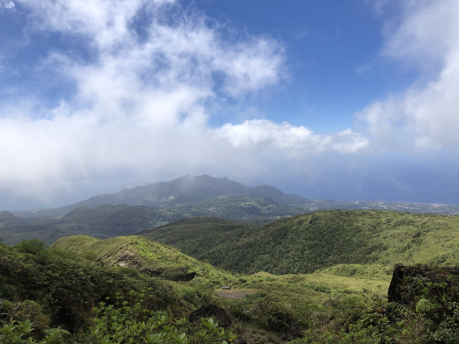 รูปถ่าย กวาเดอลูป(Guadeloupe) ภูเขาไฟลากร็องด์ซูฟรีแยร์(La Grande Soufriere) 2021-02 0