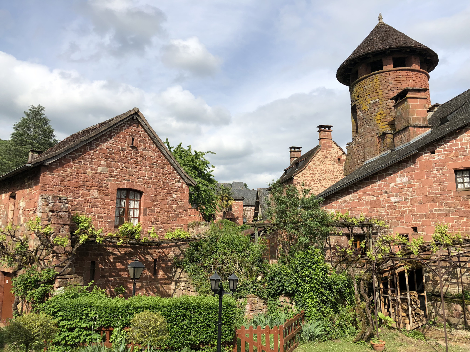 รูปถ่าย ฝรั่งเศส(France) กอลงฌ์-ลา-รูฌ(Collonges la Rouge) 2018-04 13