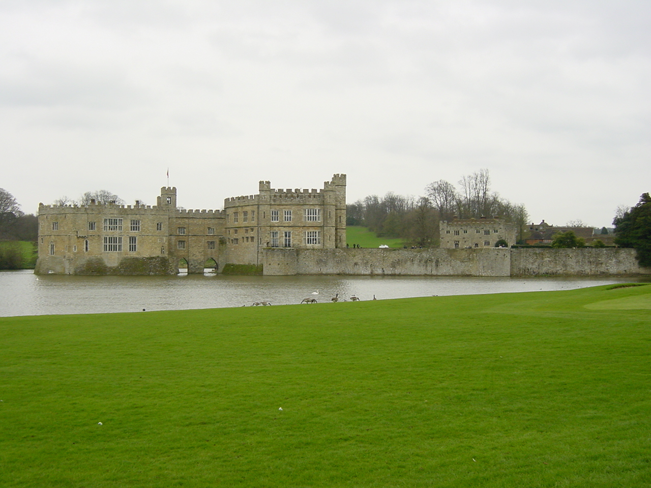 รูปถ่าย อังกฤษ(United Kingdom) ปราสาทลีดส์(Leeds castle) 2001-04 19